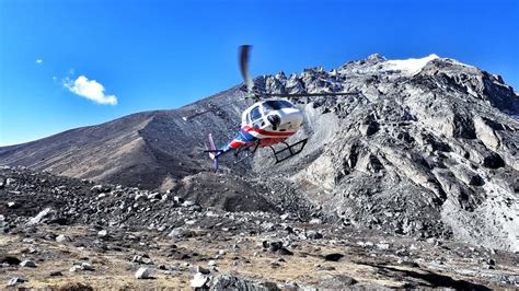 helicopter crashes near mount ev
